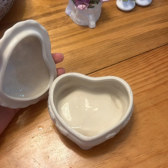 Porcelain heart shaped trinket box with gold tone trim and roses on top - Picture 9 of 9
